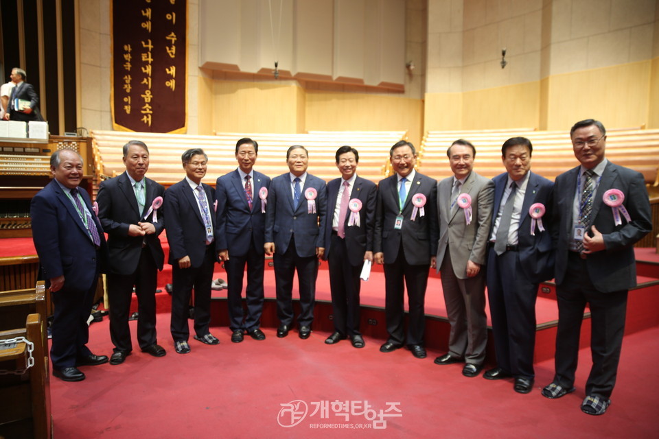 제104회기 총회 임원들 모습
