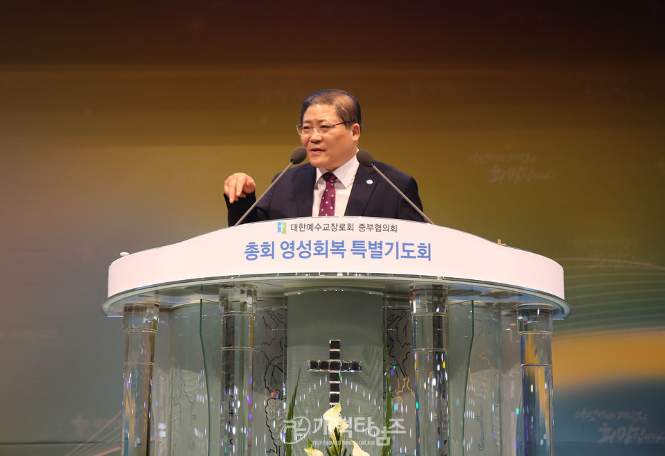 중부협의회, 「총회영성회복 특별기도회」, 말씀을 전하는 부총회장 소강석 목사 모습