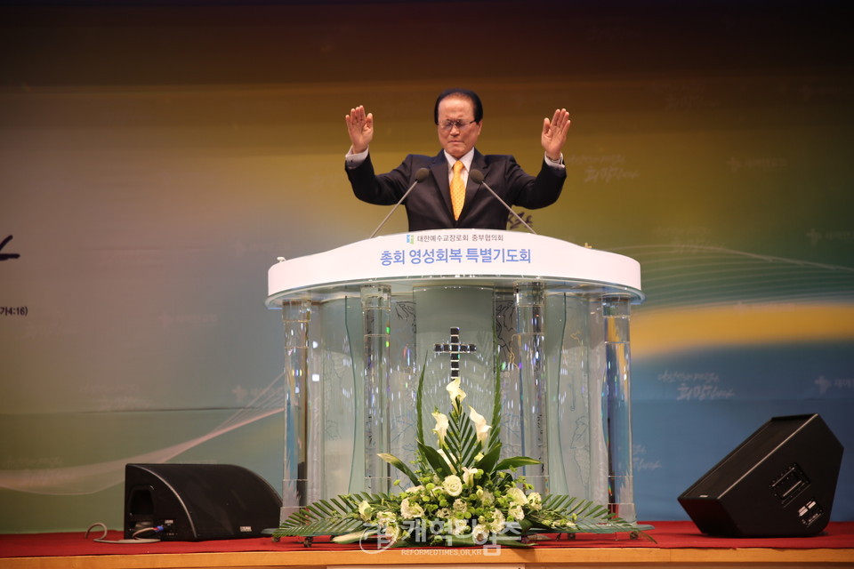 중부협의회, 「총회영성회복 특별기도회」, 증경회장 하귀목 목사, 축도하는 모습