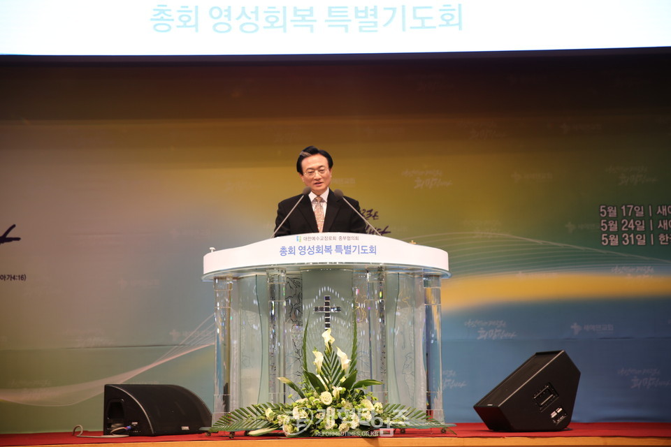 중부협의회, 「총회영성회복 특별기도회」, 특별기도 인도하는 상임회장 오범열 목사 모습