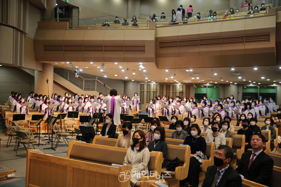 중부협의회, 「총회영성회복 특별기도회」, 새에덴교회 성가대 찬양 모습