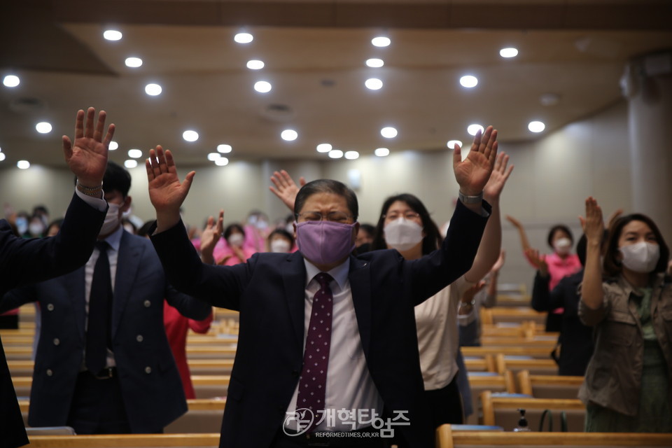 중부협의회, 「총회영성회복 특별기도회」, 기도하는 부총회장 소강석 목사 모습