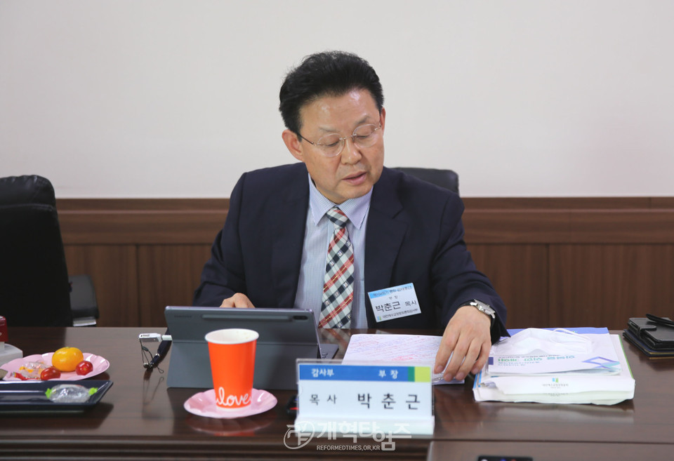 감사부장 박춘근 목사 모습