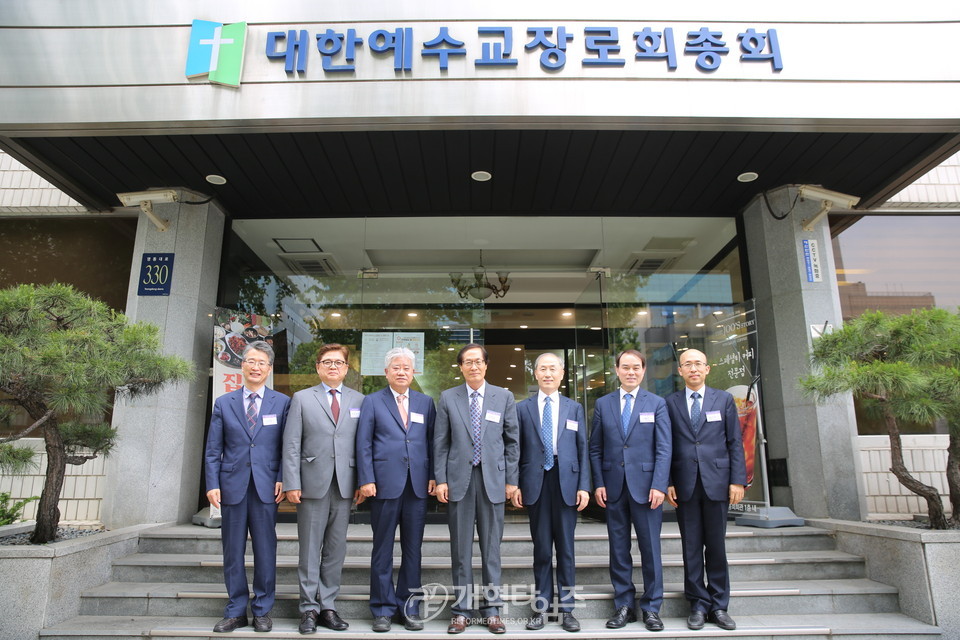 총회 신학부 자체 세미나 참석자들 모습