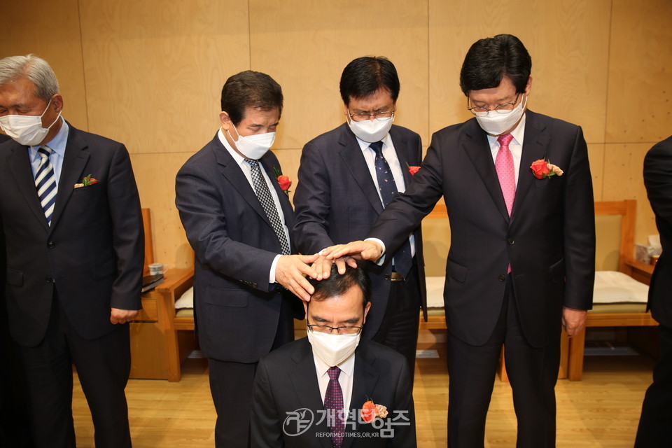 왕십리교회, 교회 설립 115주년 「임직 및 은퇴 감사예배」, 장로 안수 기도 모습