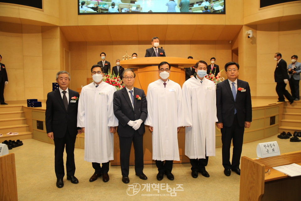 왕십리교회, 교회 설립 115주년 「임직 및 은퇴 감사예배」, 장로 착의식 모습