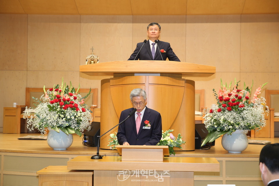 왕십리교회, 교회 설립 115주년 「임직 및 은퇴 감사예배」, 광고하는 김재영 장로 모습