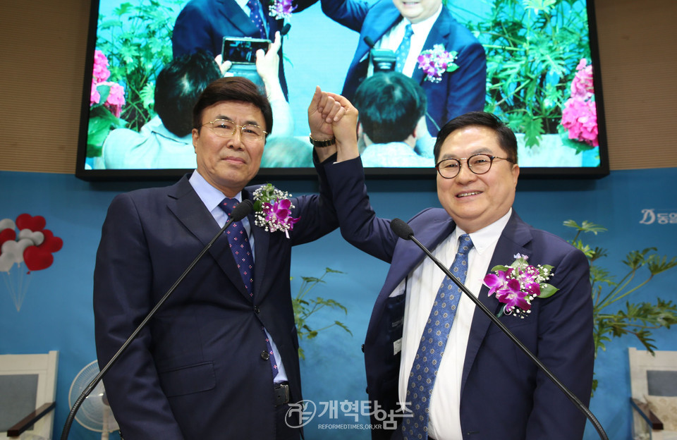 서울지역노회협의회 「2020년 정기총회 및 신임노회장 취임감사예배」, 대표회장 권재 호목사, 신임 대표회장 김오용 목사 모습
