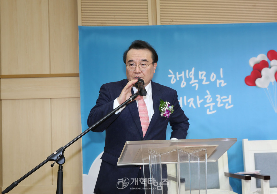 서울지역노회협의회 「2020년 정기총회 및 신임노회장 취임감사예배」, 참석 노회들을 소개하는 부회록서기 김한성 목사 모습
