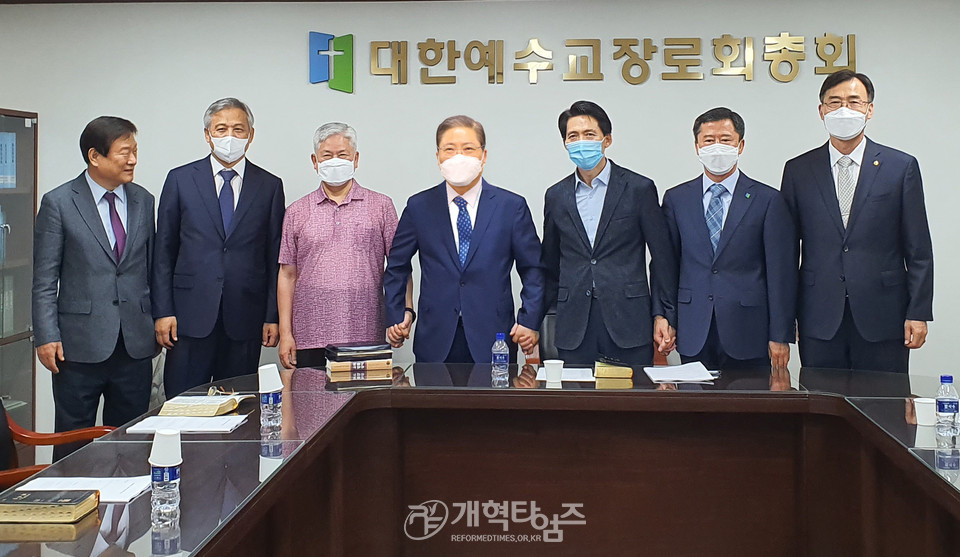 규칙부, 부총회장 소강석 목사와 함께 한 모습