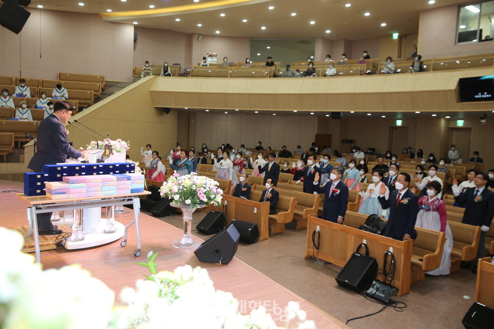 광주중앙교회 「임직 및 은퇴 감사예배」, 임직자들 서약 모습