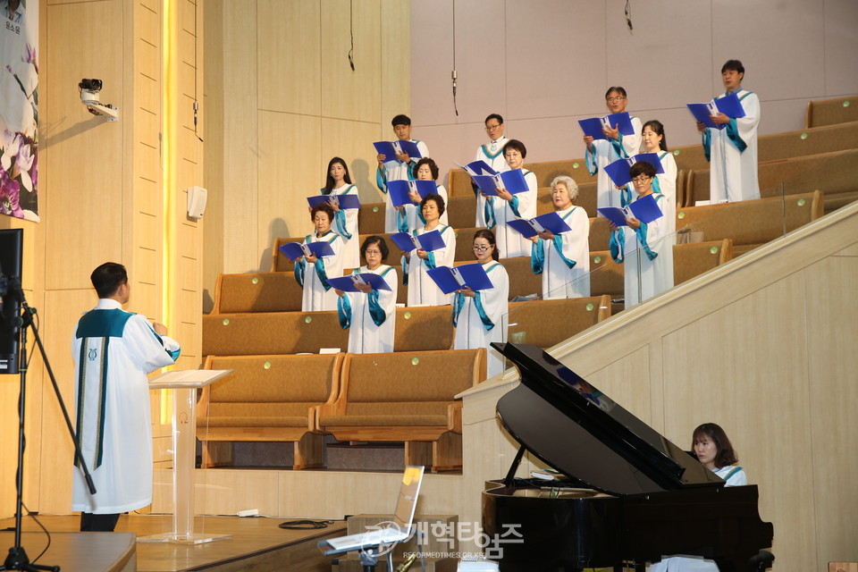 광주중앙교회 「임직 및 은퇴 감사예배」, 시온찬양대 찬양 모습