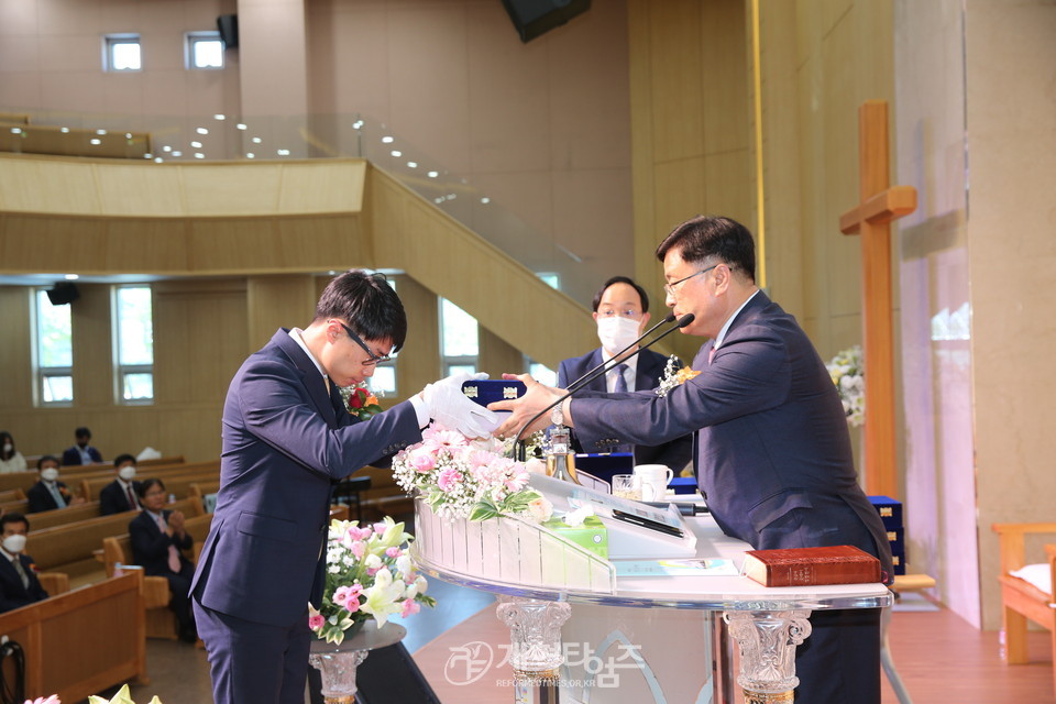 광주중앙교회 「임직 및 은퇴 감사예배」, 안수집사 임직패 전달 모습