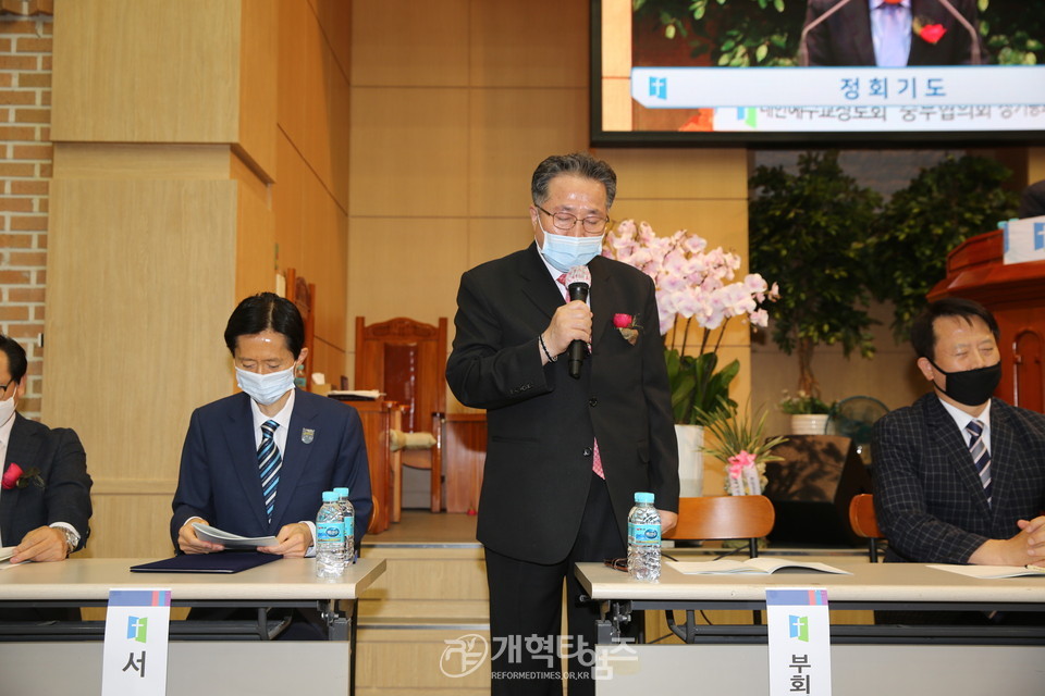 중부협의회 ‘제26회 정기총회’ 정회기도하는 노두진 목사 모습