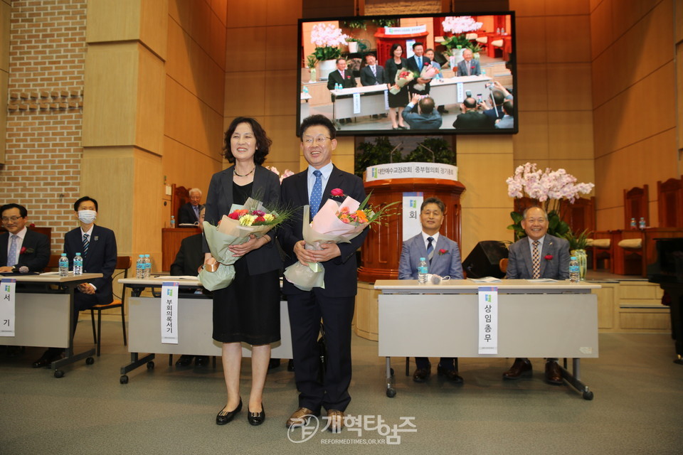 중부협의회 ‘제26회 정기총회’ 신임대표회장 박춘근 목사와 사모 모습