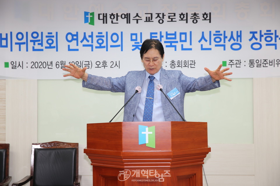 통준위 「통준위 연석회의 및 탈북민 신학생 장학금 전달식」, 부위원장 김기성 목사 축도 모습