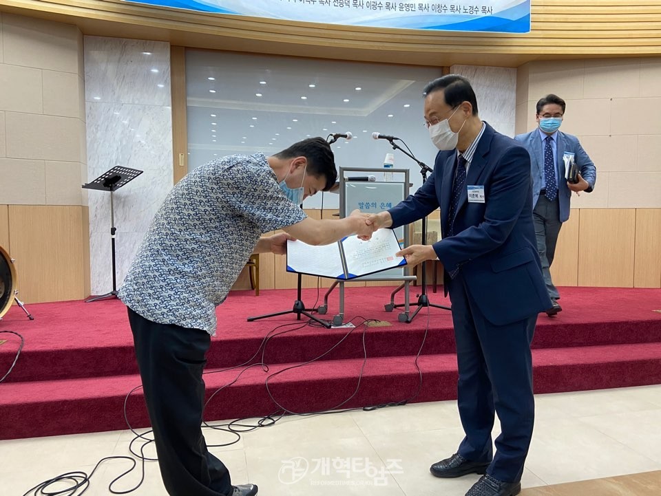 이만교회운동본부, 「제1차 교회개척전도성장세미나」 수료증 전달 모습