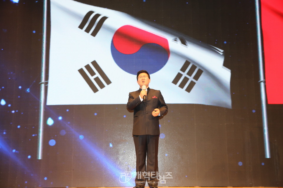 새에덴교회에서 열린 「제 70주년 한국전쟁 참전용사 초청 On-Line 보은행사」, 박주옥 목사 국가제창 모습