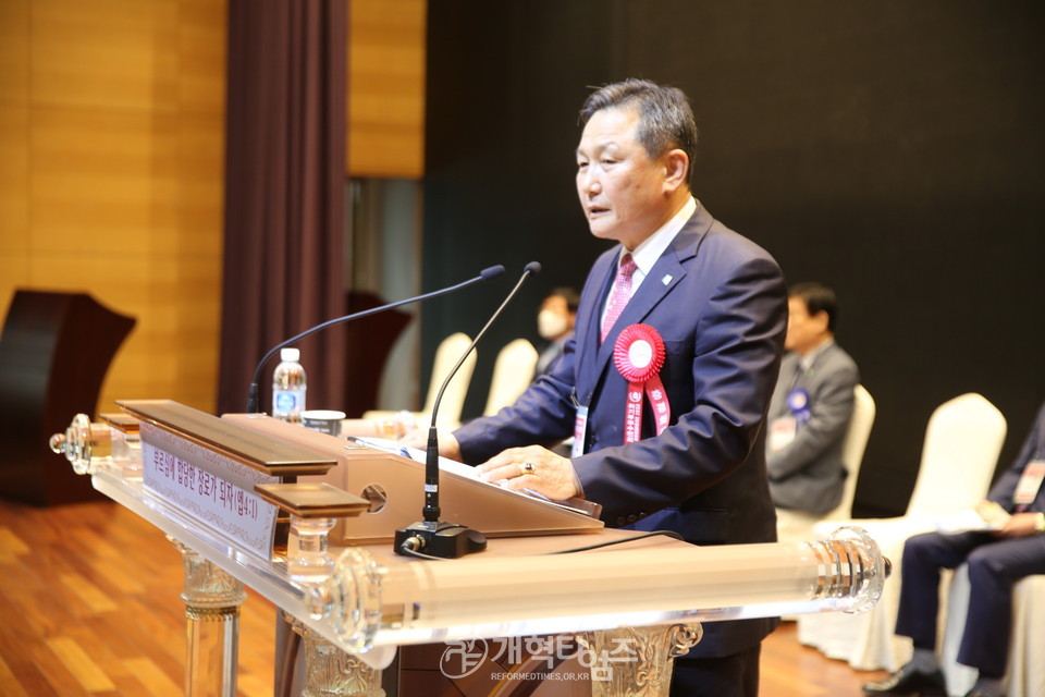 전국장로회연합회 「제49회기 전국장로회 하기부부수련회」 부총회장 윤선율 장로 격려사 모습