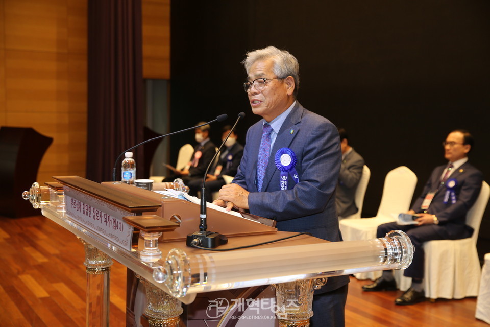 전국장로회연합회 「제49회기 전국장로회 하기부부수련회」 기독신문사 사장 이순우 장로 축사 모습