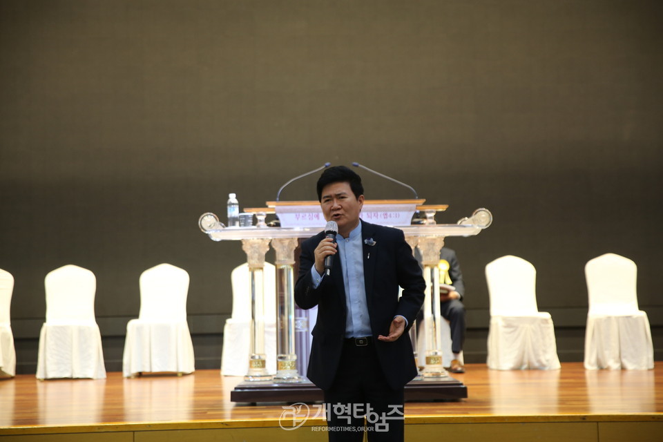 전국장로회연합회 「제49회기 전국장로회 하기부부수련회」 새에덴교회 박주옥 목사 찬양 모습