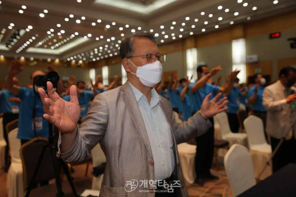 「제49회기 전국장로회 하기부부수련회」 둘째날 새벽 기도 모습
