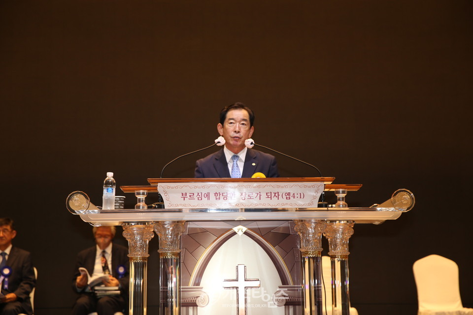 「제49회기 전국장로회 하기부부수련회」 셋째날 폐회예배 회장 강대호 장로 모습