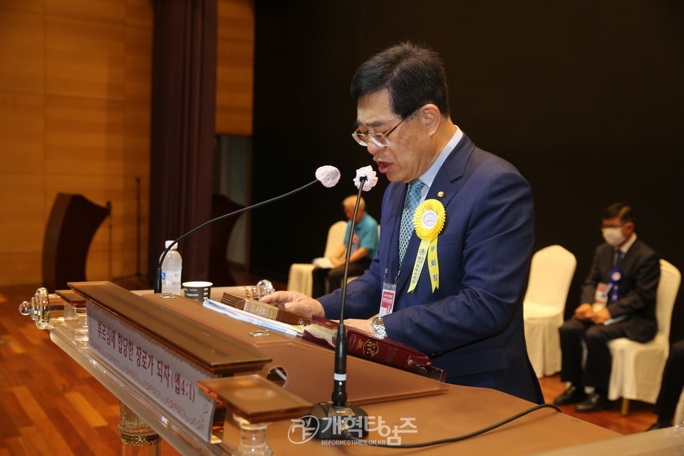「제49회기 전국장로회 하기부부수련회」 셋째날 부회장 동현명 장로 기도 모습