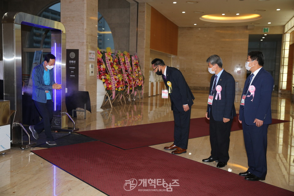 「제49회기 전국장로회 하기부부수련회」, 비대면열체크 및 손소독시스템(왼편)