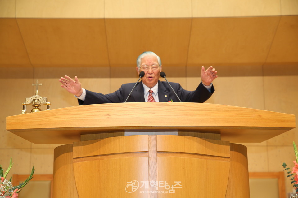 왕십리교회, 교회 설립 115주년 「임직 및 은퇴 감사예배」, 축도하는 서기행 목사 모습