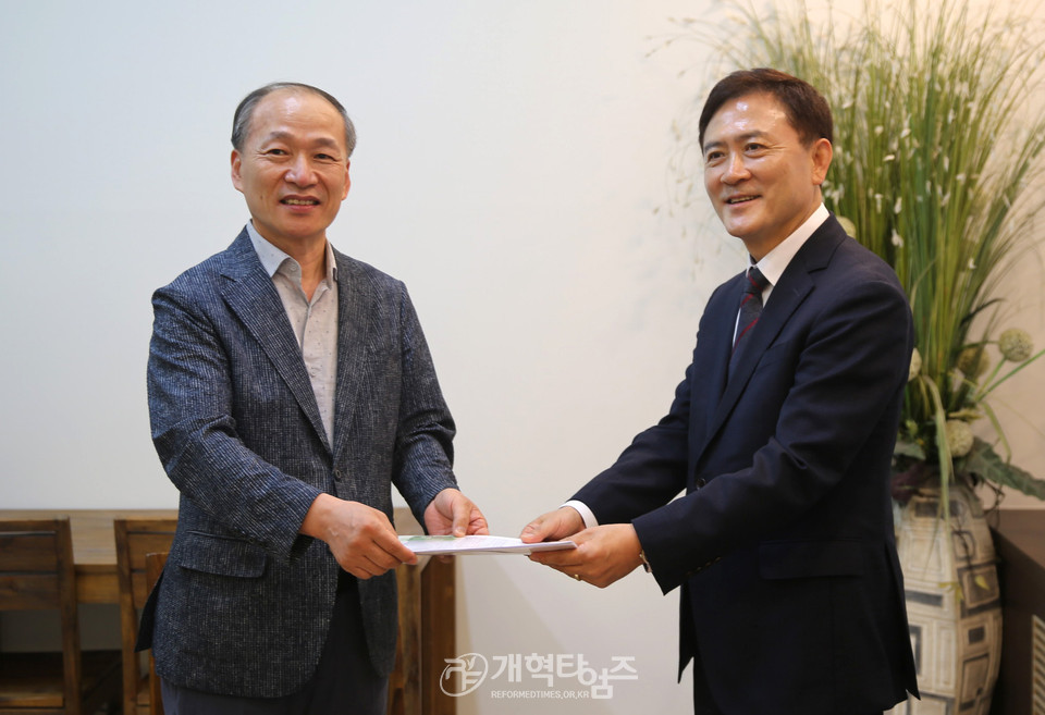 조승호 목사가 GMS 이사장 후보로 등록하는 모습