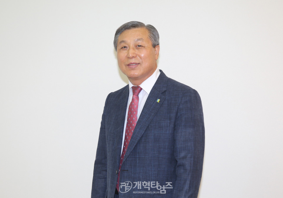 기독신문 사장 후보로 등록한 이이복 장로 모습