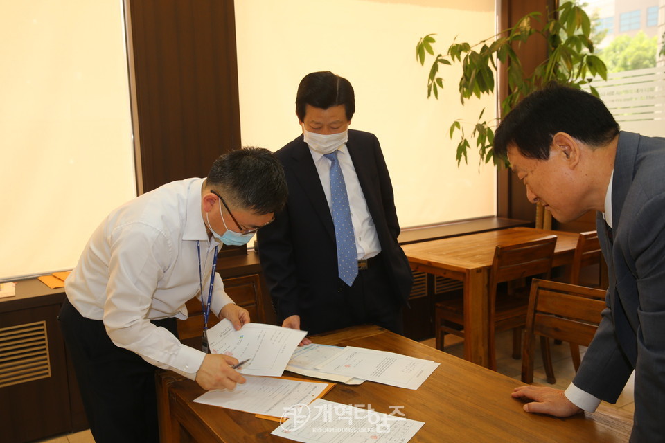 총회장 김종준 목사, 선관위원 후보 등록 모습