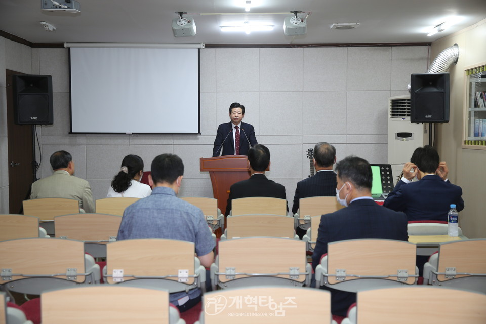 그루터기 교회에서 위로의 말을 전하는 총회장 김종준 목사 모습