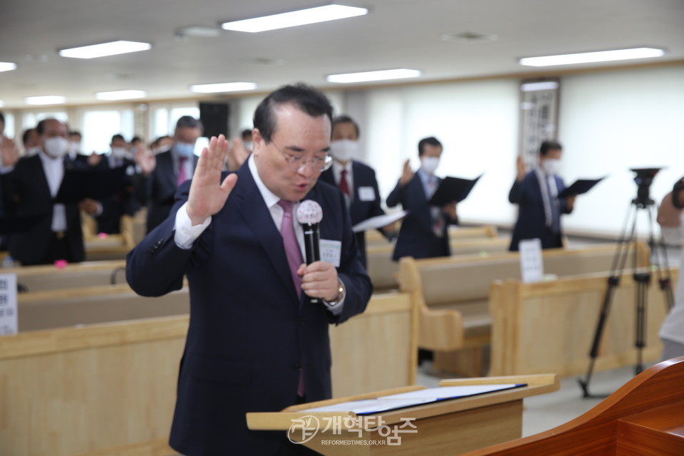 105회 총회 선거 입후보자 공명선거 서약식 입후보자 대표, 서기 입후보자 김한성 목사 모습