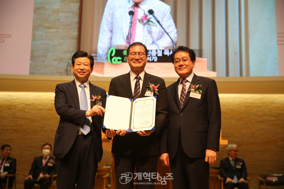 총회장 김종준 목사, 대구서문교회 이상민 목사에 증서증정 모습