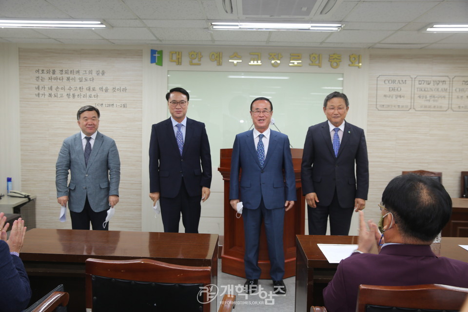 제105회기 정기부 임원 모습(좌측부터 한기영 목사, 박창식 목사, 김재호 목사, 윤선율 장로)