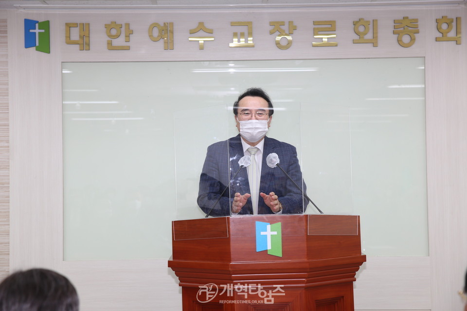 정치부원들에게 이해와 협조를 구하는 총회 부서기 김한성 목사 모습