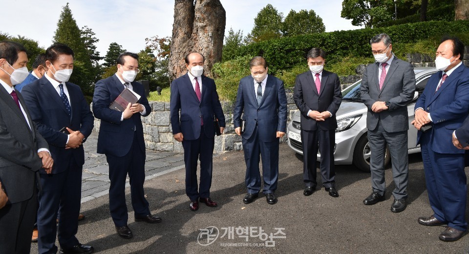 양화진 선교사 묘원을 찾은 총회 임원들 모습