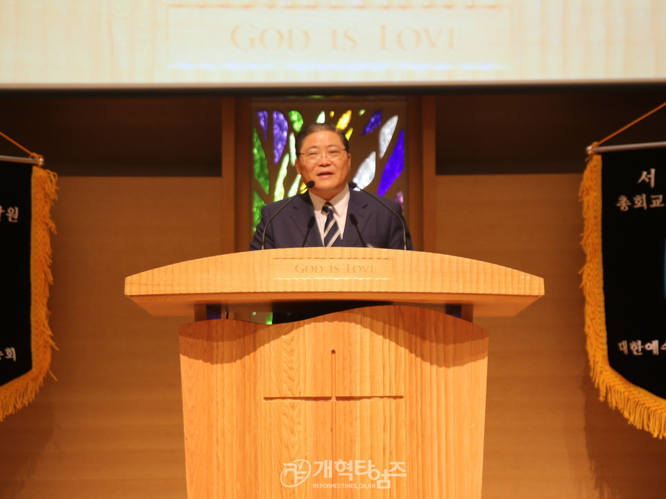 교회자립개발원 이사장 이취임 감사예배, 총회장 소강석 목사 설교 모습