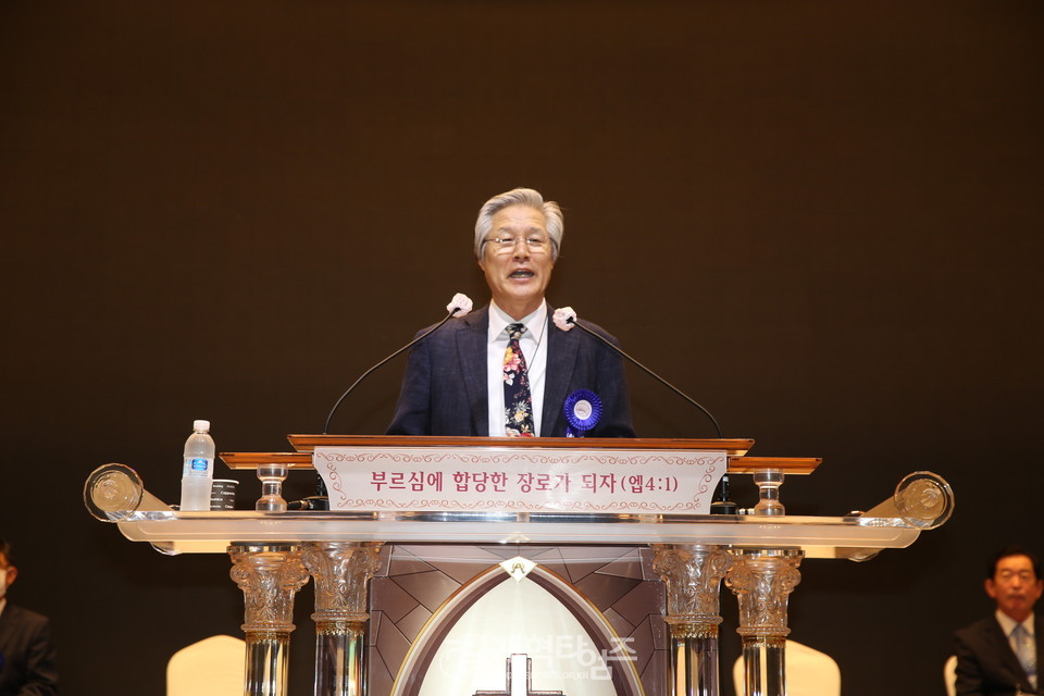 「제49회기 전국장로회 하기부부수련회」 셋째날 민찬기 목사 설교 모습