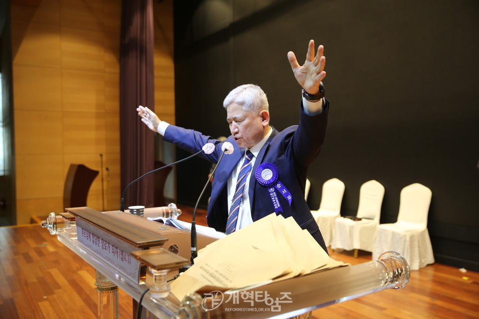 「제49회기 전국장로회 하기부부수련회」 둘째날 진용훈 목사 축도 모습