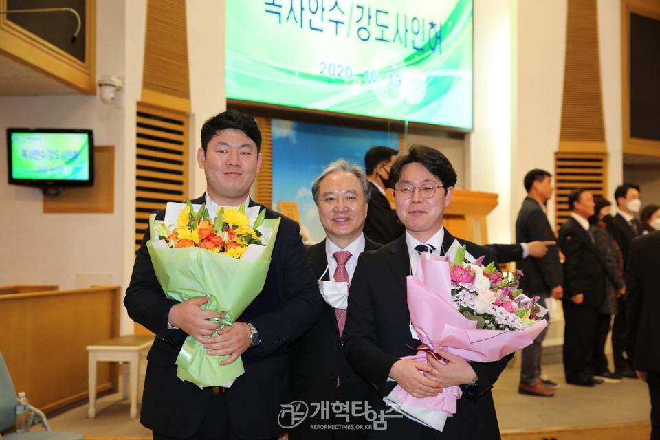 서울강남노회 ‘제90회 정기회’, 이영신 목사와 함께 한 양문교회 목사 안수자들 모습