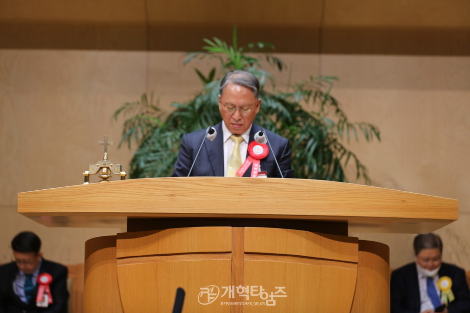 서울지구장로회연합회, 창립 50주년 기념 감사예배, 명예회장 이영구 장로 기도 모습