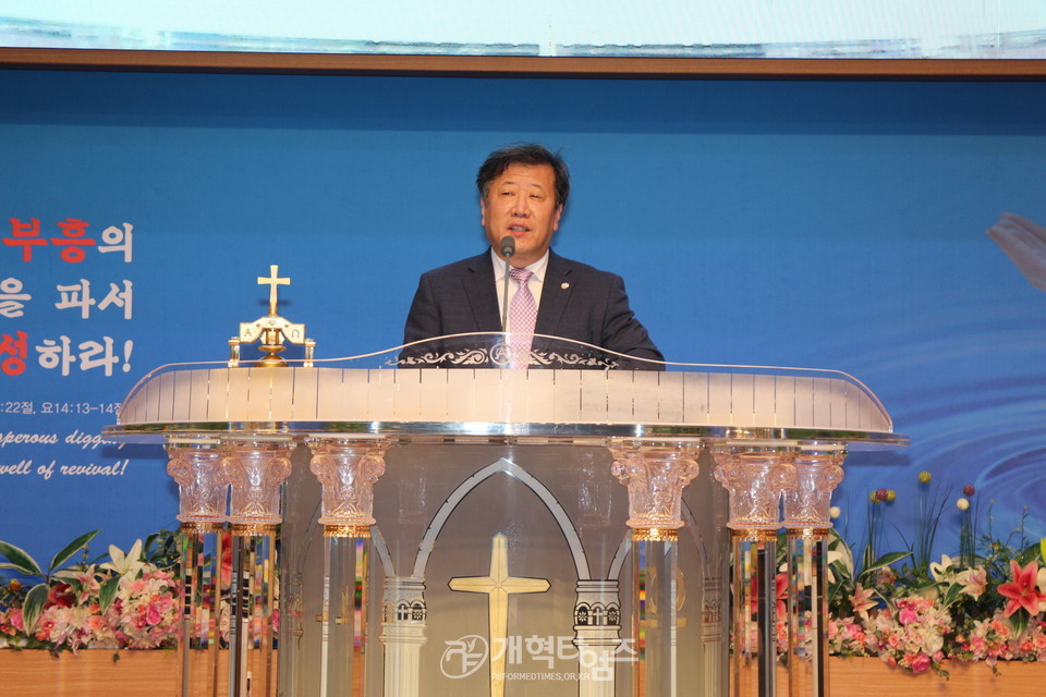 ‘제35회기 수도노회 장로회 회원부부수련회’, 박기성 목사 모습