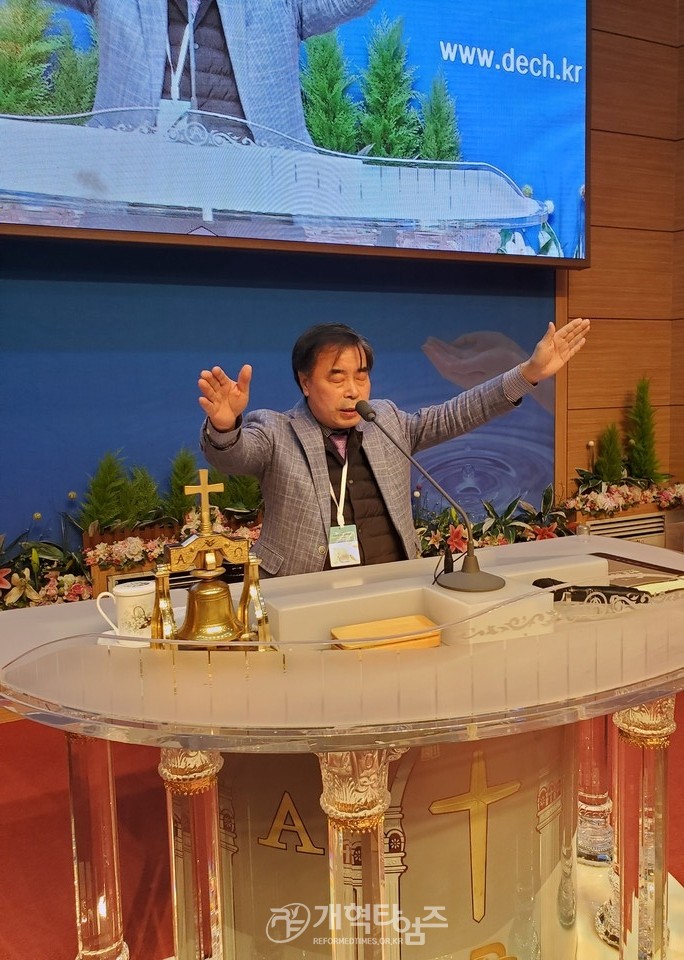 ‘제35회기 수도노회 장로회 회원부부수련회’ 김창연 목사 축도 모습