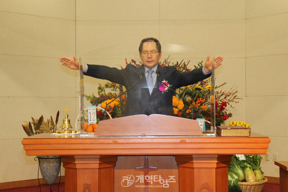 장로대학교육원 설립예배, 장성교회 김재철 목사 축도 모습