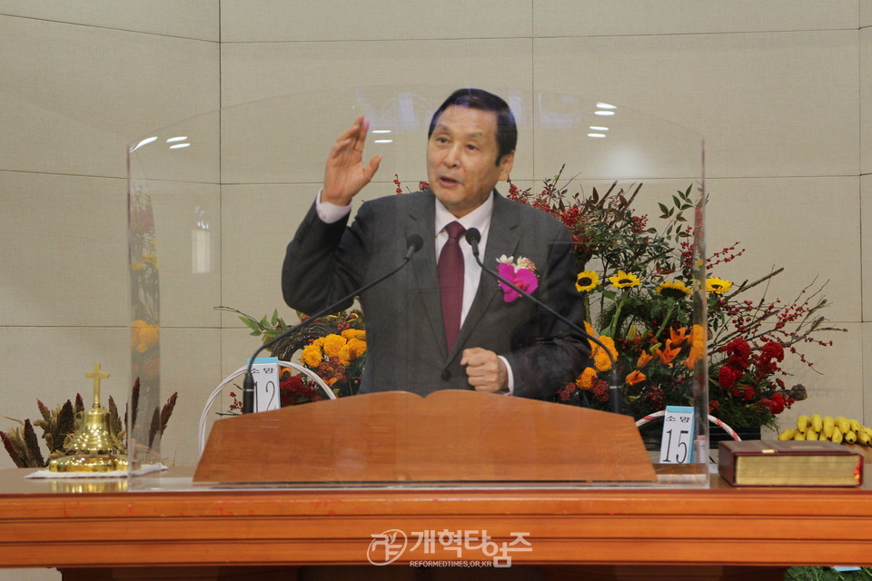 장로대학교육원 설립예배, 총회총무 고영기 목사 격려사 모습