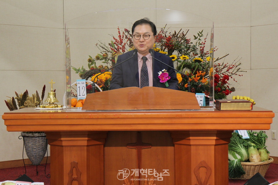 장로대학교육원 설립예배, 서울지역노회협의회 대표회장 김오용 목사 격려사 모습