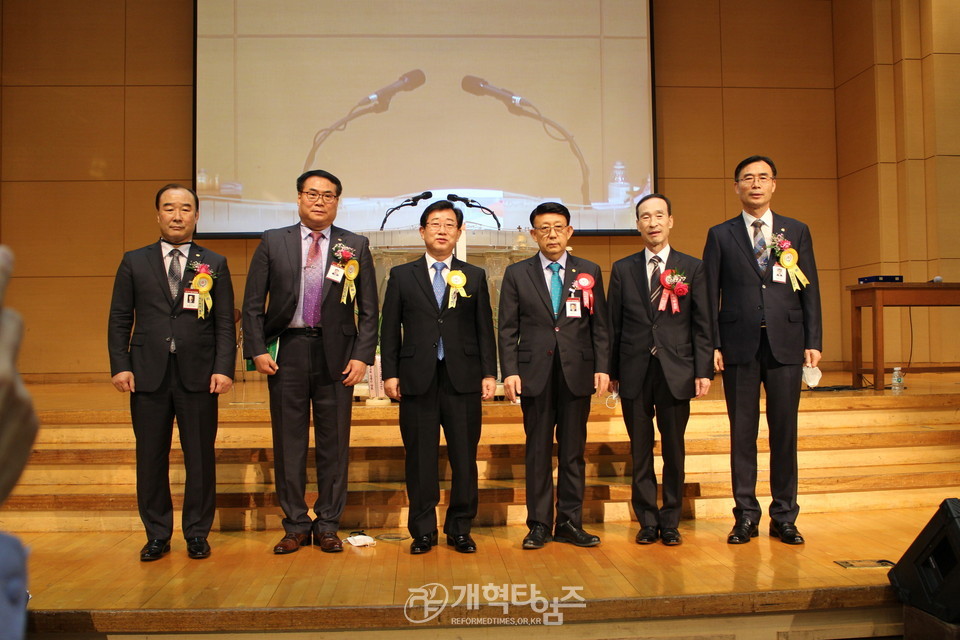 서울지구장로회연합회 제51회 정기총회, 제50회기 임원들 인사 모습